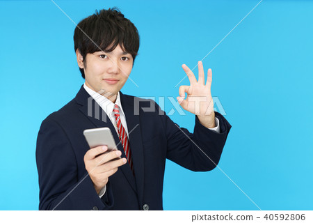 與智能手機的一個微笑的商人 與智能手機的一個微笑的商人 40592806