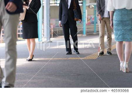 Male photography cooperation using white cane "Keio Electric Railway Co., Ltd." 40593066