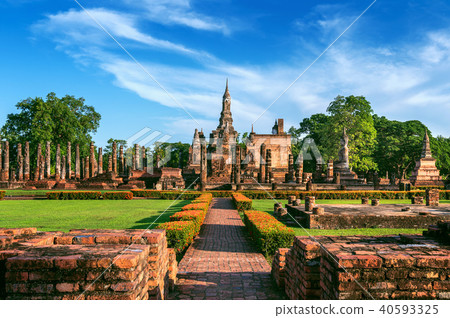 Buddha statue and Wat Mahathat Temple  40593325