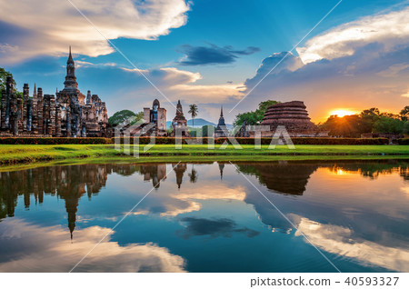 Buddha statue and Wat Mahathat Temple Buddha statue and Wat Mahathat Temple 40593327