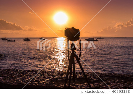 silhouette of camera on tripod silhouette of camera on tripod 40593328