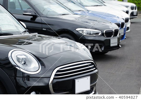 Cars lined up with dealers 40594827