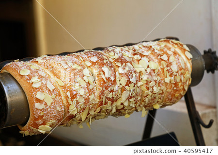 Close up ready to eat sweet chimney cake 40595417