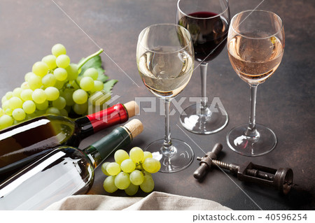 Wine glasses and grapes 40596254