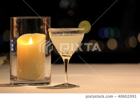 margarita cocktail with lime slice and salty rim 40602091