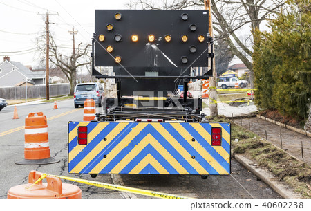Constructioin truck closes one lane of road 40602238