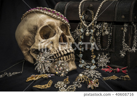 Still life human skull with old treasure chest Still life human skull with old treasure chest 40608716