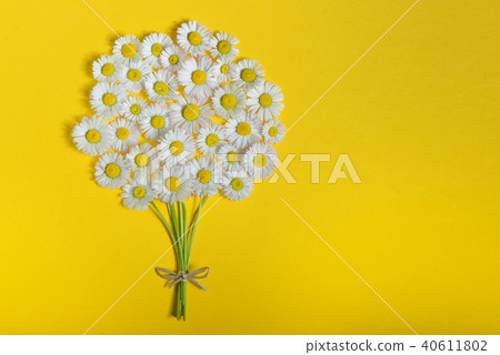 Abstract daisy flower bouquet 40611802