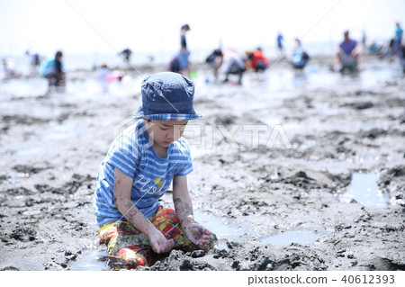 Children enjoying clamor hunting 40612393