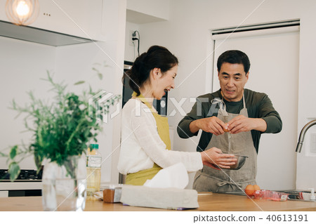 Japanese couple standing in the kitchen Middle senior Japanese couple standing in the kitchen Middle senior 40613191