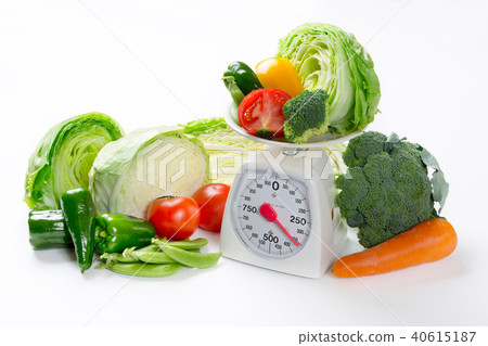 Cooking scale and 350g of daily vegetables 40615187