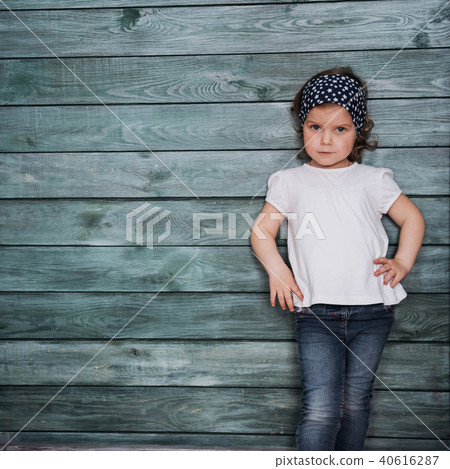 Stylish teenage girl leaning against a wall Stylish teenage girl leaning against a wall 40616287