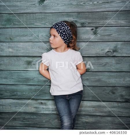 Stylish teenage girl leaning against a wall 40616330
