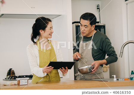 Japanese couple standing in the kitchen Middle senior Japanese couple standing in the kitchen Middle senior 40616350