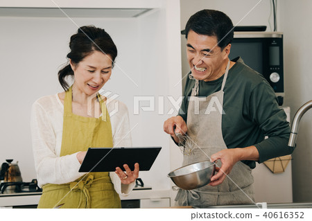 Japanese couple standing in the kitchen Middle senior Japanese couple standing in the kitchen Middle senior 40616352