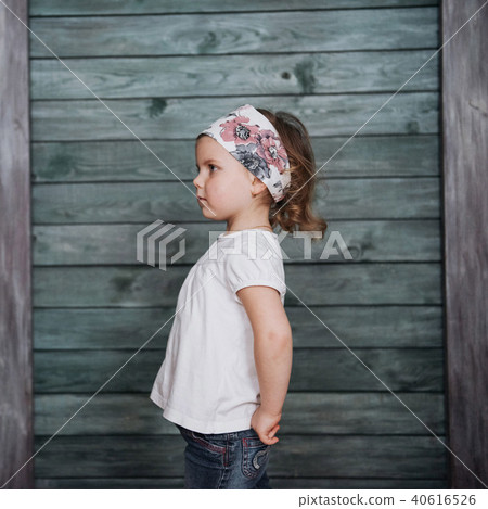 Stylish teenage girl leaning against a wall 40616526