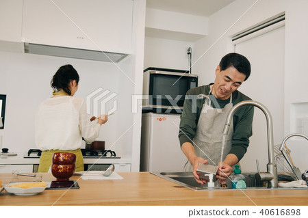 幫助國內妻子和烹飪妻子的丈夫 幫助國內妻子和烹飪妻子的丈夫 40616898