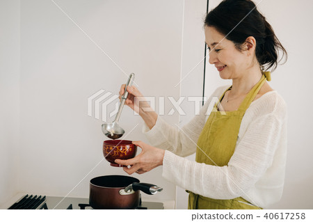 Japanese middle women who pour miso soup 40617258