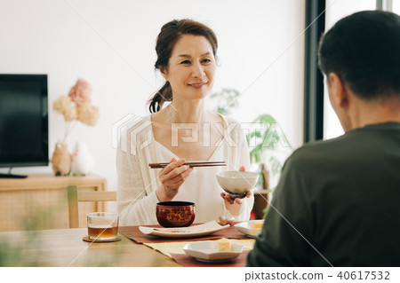 Japanese middle-class couple who eats breakfast 40617532