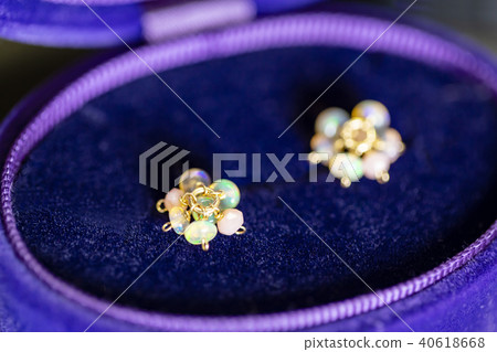 配件盒中的蛋白石飾物 40618668