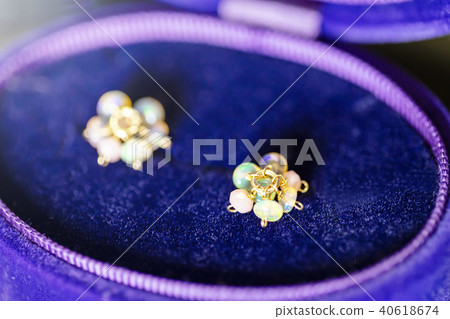 珠寶盒中的蛋白石小飾物 40618674