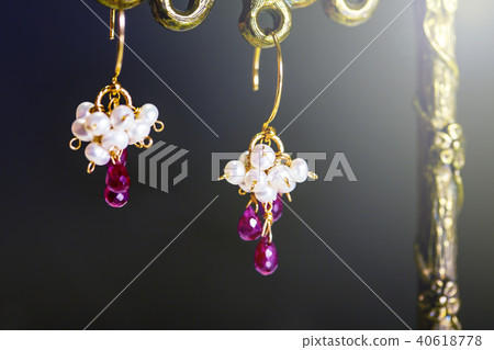 珍珠和紅寶石耳環珍珠和紅色寶石 40618778