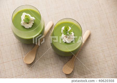 Matcha pudding in a glass 40620308
