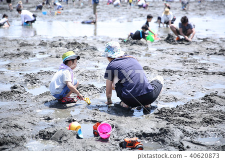 父母和孩子在海中狩獵 40620873