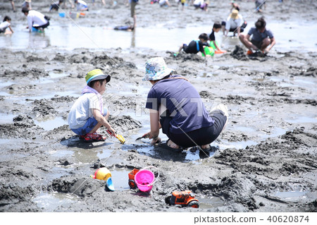 Parents and children hunting in the sea 40620874
