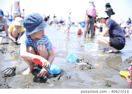Parents and children hunting in the sea 40621018