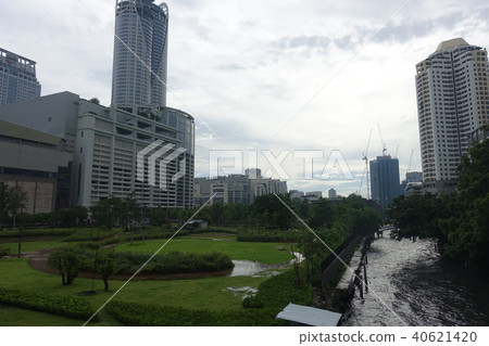 A park after the rain 40621420