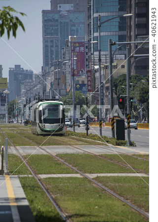 高雄輕軌列車進站 40621943