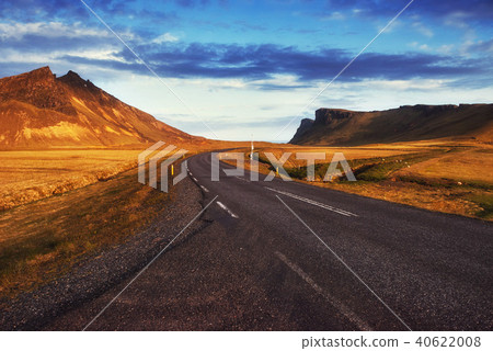 Asphalt road to the mountains. Beauty world Iceland 40622008