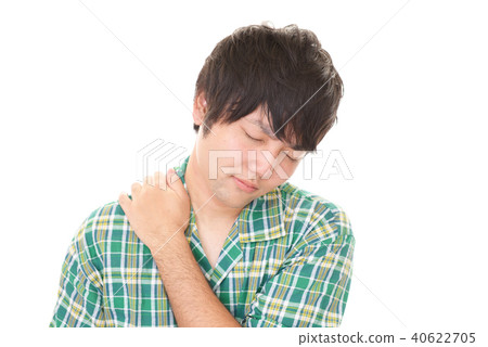 男人抱怨肩膀僵硬 男人抱怨肩膀僵硬 40622705