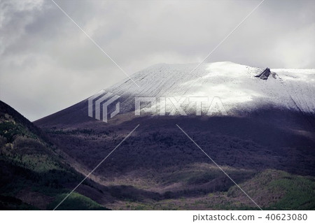 在春天冠雪的淺間山 在春天冠雪的淺間山 40623080