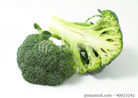 夏季蔬菜，兩個西蘭花切成兩半 40623142