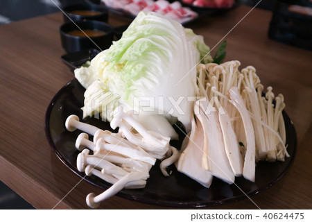 chinese cabbage and oyster mushroom  40624475