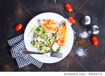 chicken with salad 40626131