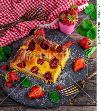 Cheesecake with strawberries Cheesecake with strawberries 40627173