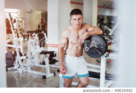 Beautiful man with big muscles, posing for the camera 40628482