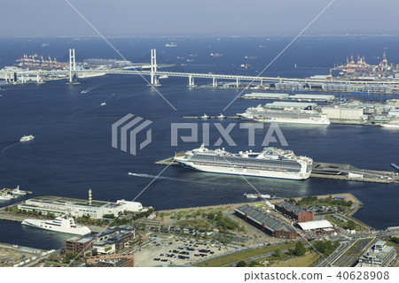 Yokohama port in the spring 40628908