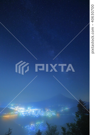 朦朧的河流和富士山上的銀河系 朦朧的河流和富士山上的銀河系 40630700