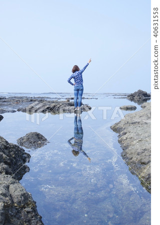 在新潟縣佐渡市反映在榻榻米地板和水面上的女人（黃金周） 40631558