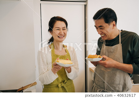 丈夫與他的妻子一起做飯的中年夫婦 40632617