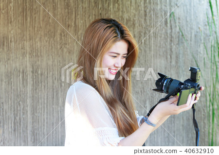 Beautiful Asian teenage girl enjoying selfie Beautiful Asian teenage girl enjoying selfie 40632910