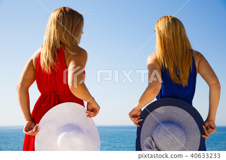 Blond women 40633233