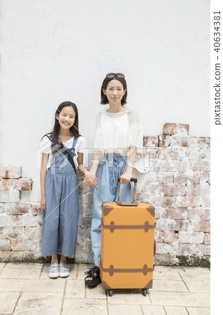 父母和孩子的旅行形象 40634381