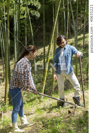 Couple digging a coffin Couple digging a coffin 40635221