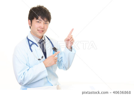 一位微笑的醫生指示 40636868