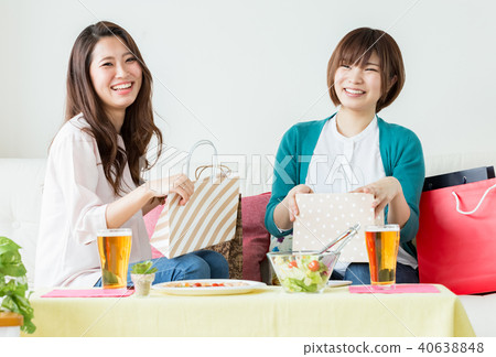 給朋友的禮物的婦女 給朋友的禮物的婦女 40638848
